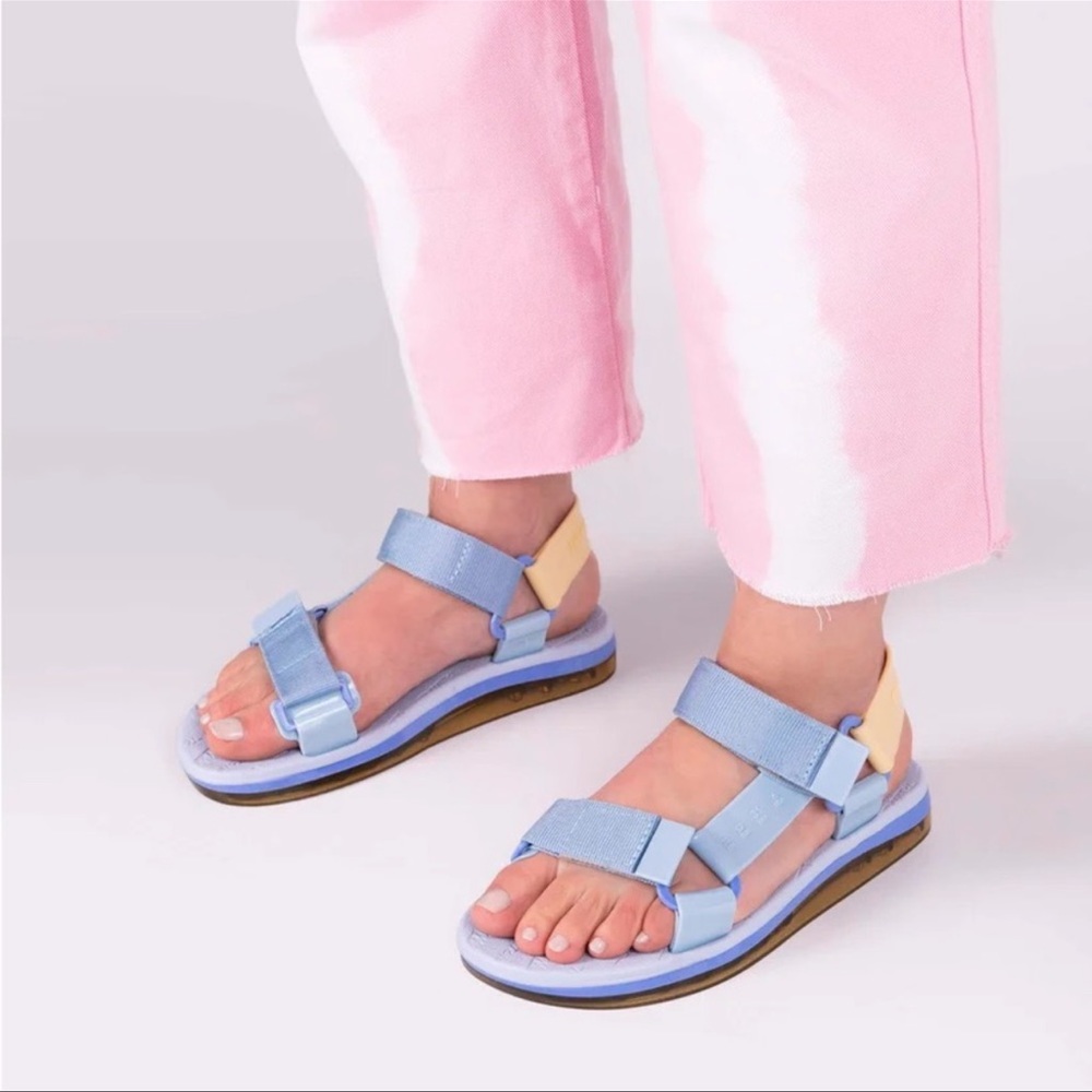 Women's 6 Papete Rider Sandal in Blue/Yellow NWT comfy & pretty!
